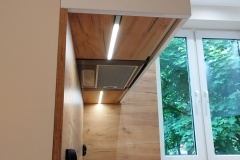Listwa led pod szafkami wiszącycmi. Panel ścienny