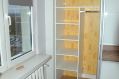 Szafa z drzwiami przesuwnymi z lacobelem 9003 i płytą orzech